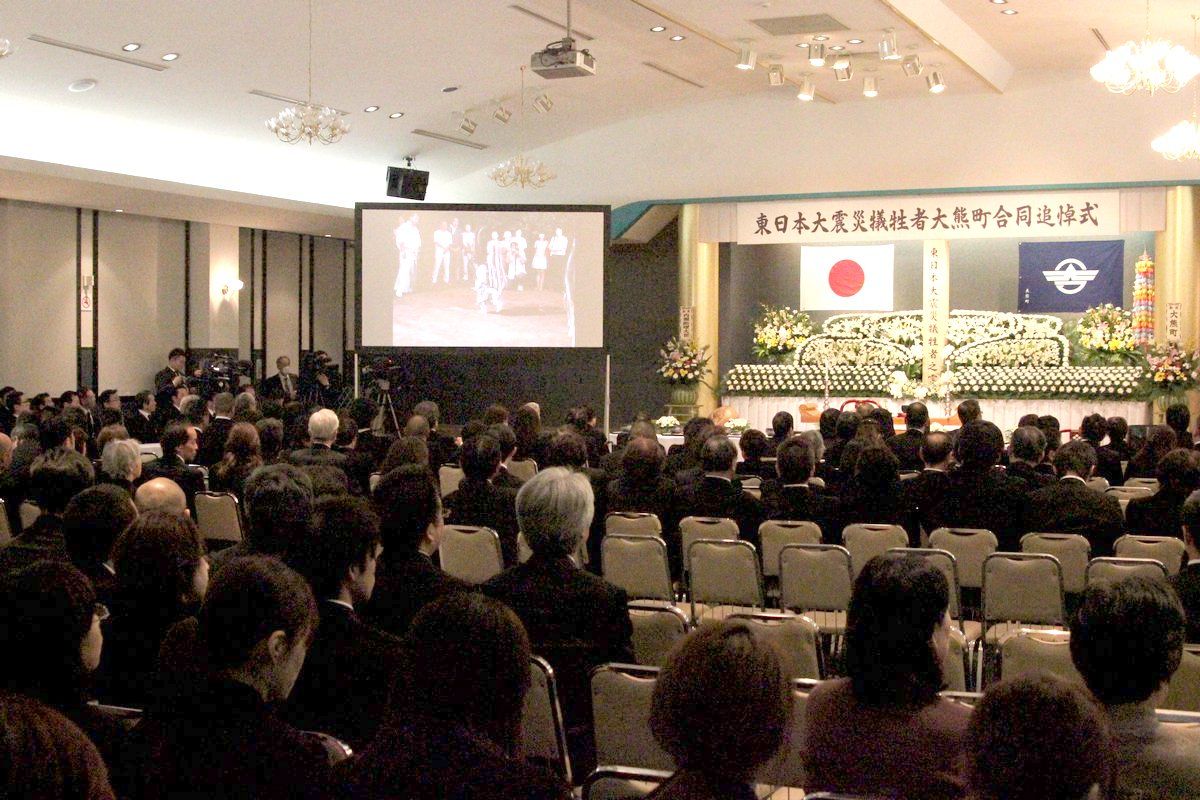 会津若松市で行われた合同追悼式に参列した町民約200人