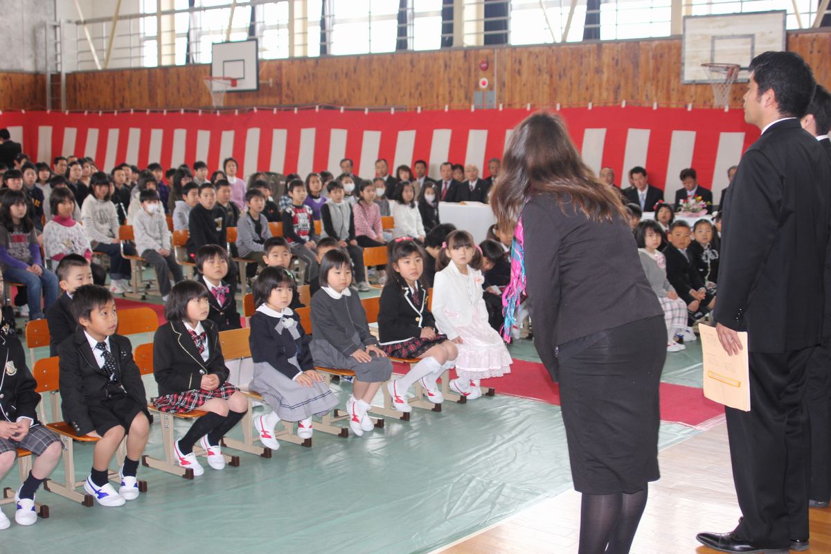 担任の先生の自己紹介をしっかりと聞く新入生