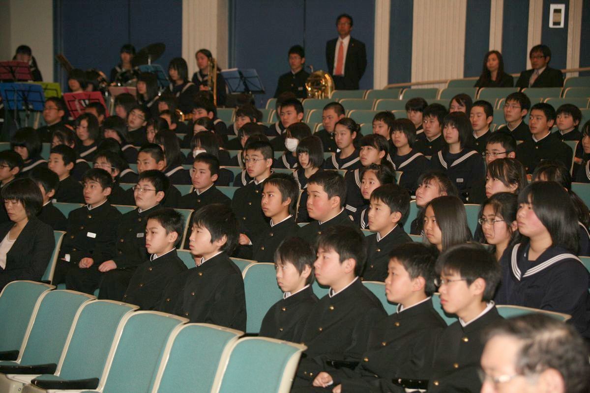 真っすぐに前を見て式に臨む新入生たち