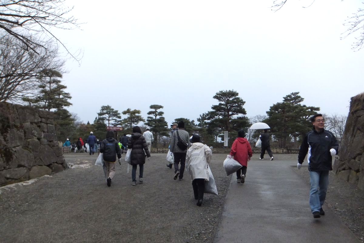 鶴ヶ城周辺の空き缶などのゴミを集め本丸に集まる参加者