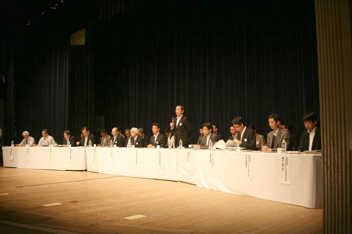 国主催の大熊町住民説明会で住民に対して説明を行う吉田復興大臣政務官
