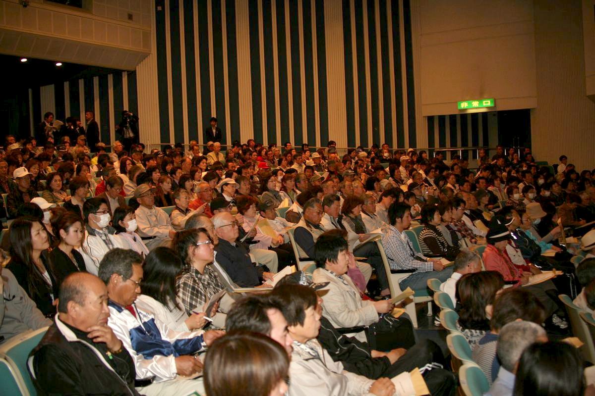 住民説明会に集まった大勢の町民