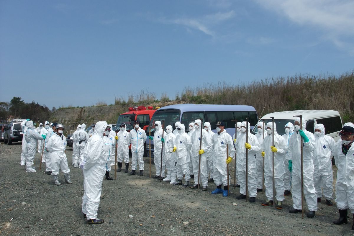 捜索に参加した町消防団員と福島県警、海上保安庁の職員