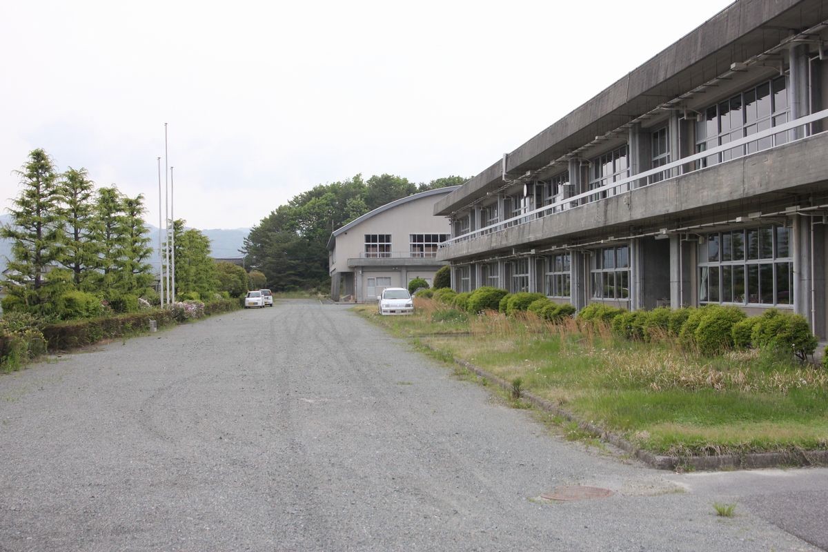 町内の様子-学校と熊川（2012年5月17日） 写真 9