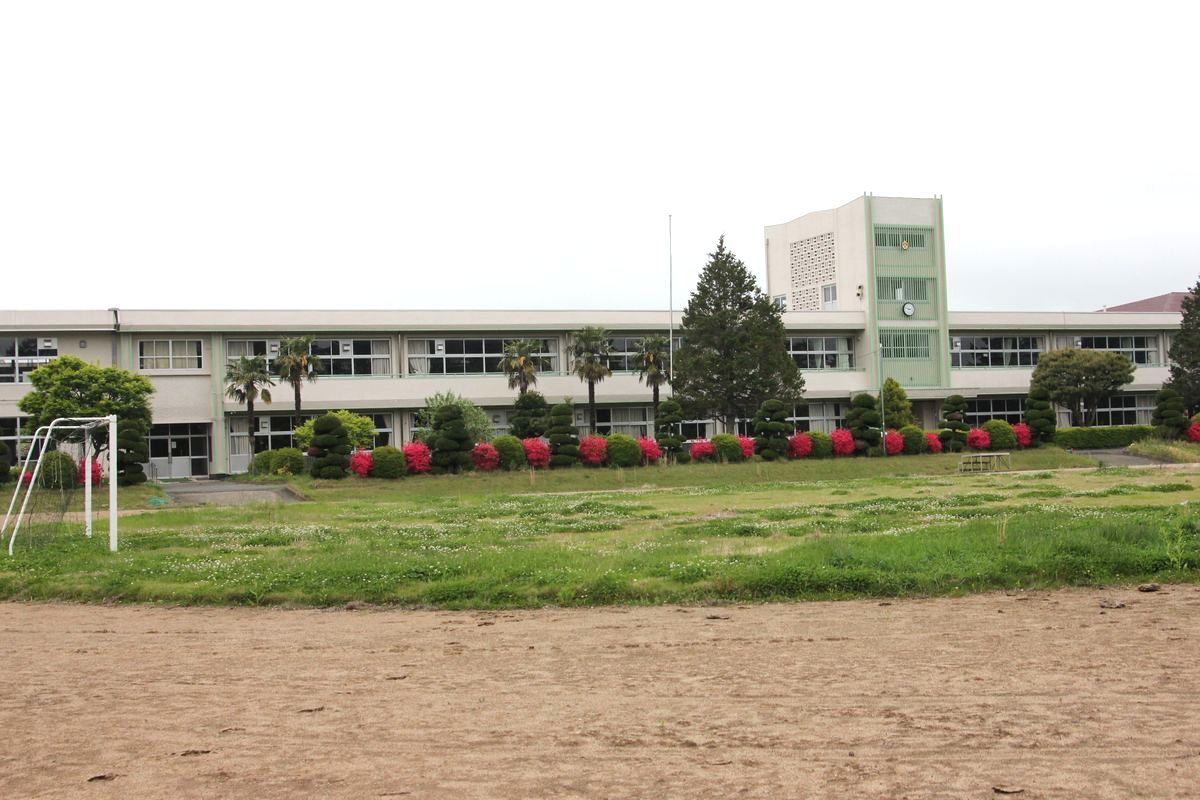 町内の様子-学校と熊川（2012年5月17日） 写真 2