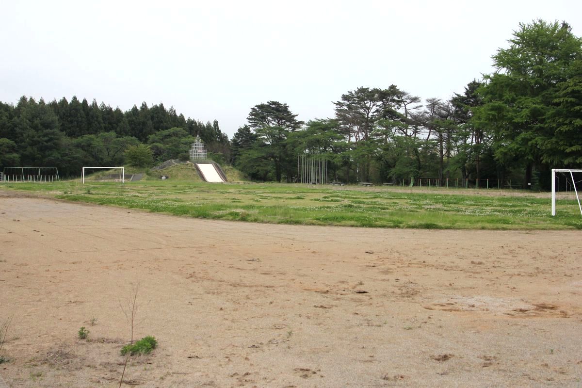 町内の様子-学校と熊川（2012年5月17日） 写真 3