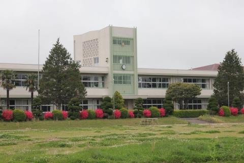 町内の様子-学校と熊川（2012年5月17日） 写真 1