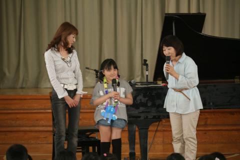熊町・大野小学校で行われた「顔晴ろう！おおくま！歌の交流会」に訪れたジャズシンガーの掘夏奈子さん（左）