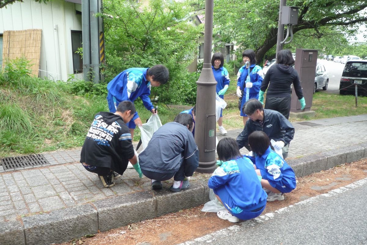 大中PTA親子奉仕作業で鶴ヶ城周辺のゴミ拾いなどをする大熊中学校の生徒と保護者
