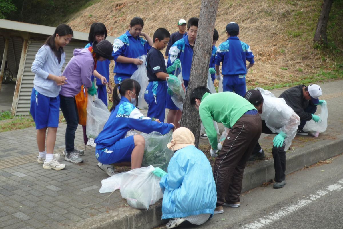 生徒約60人と保護者、教職員を合わせた約140人が鶴ヶ城の周辺を清掃しました
