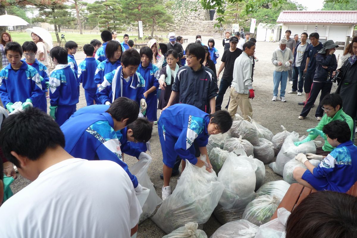 鶴ヶ城本丸で拾ったゴミをまとめる生徒たち