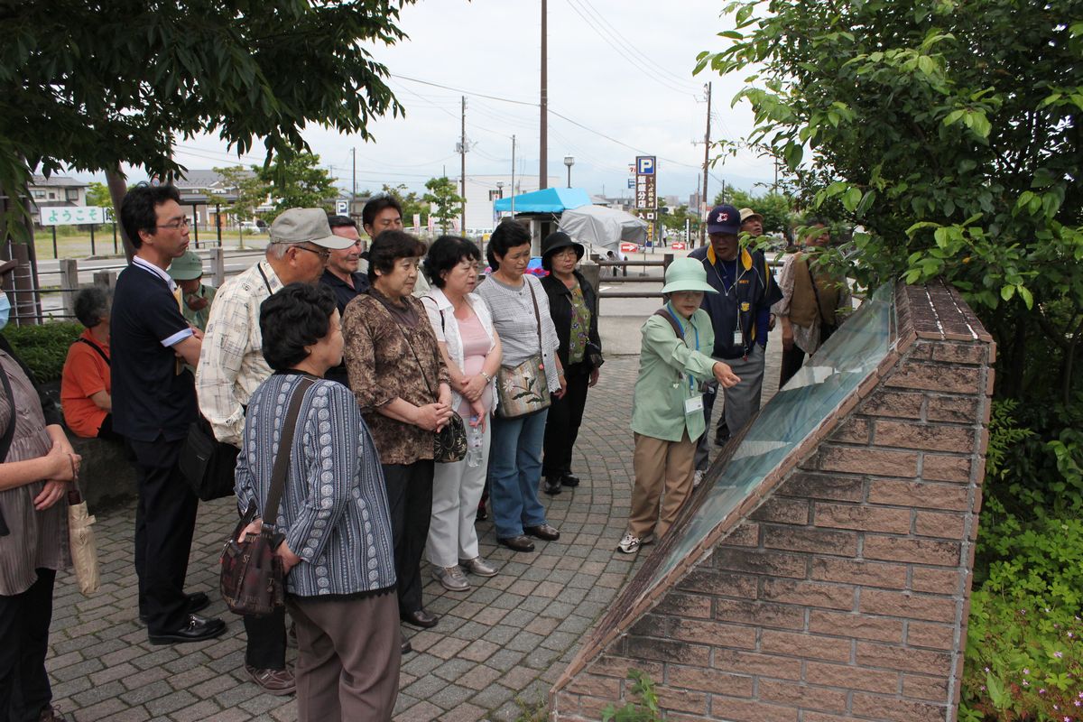 飯盛山の観光案内図を見る町民たち