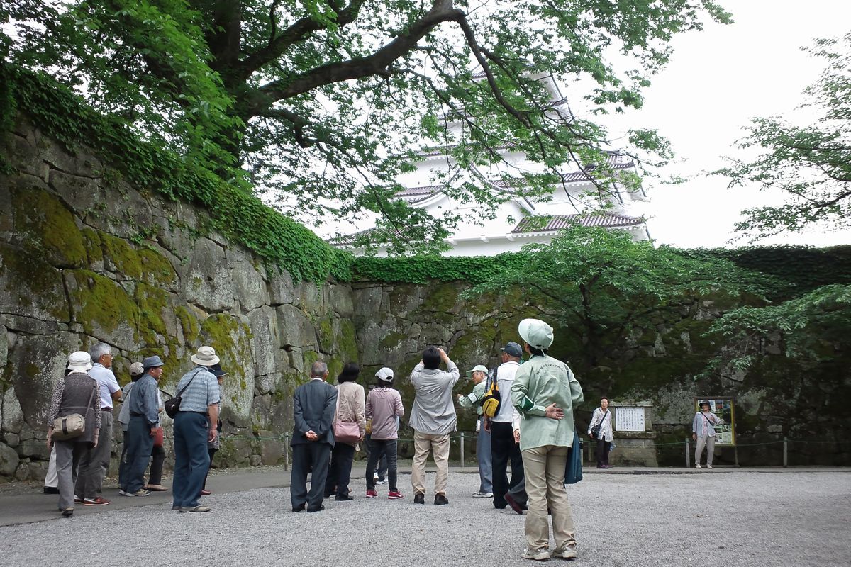 鶴ヶ城を訪れ写真に収める町民たち
