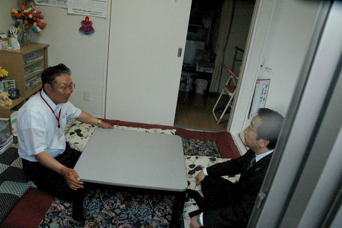 いわき市の渡辺応急仮設住宅を訪問し町民と話をする野田総理