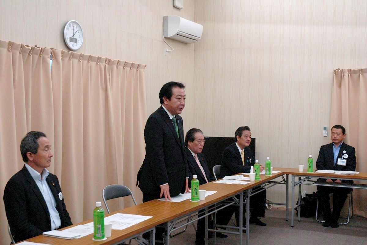 渡辺町長、住民との意見交換会であいさつをする野田総理