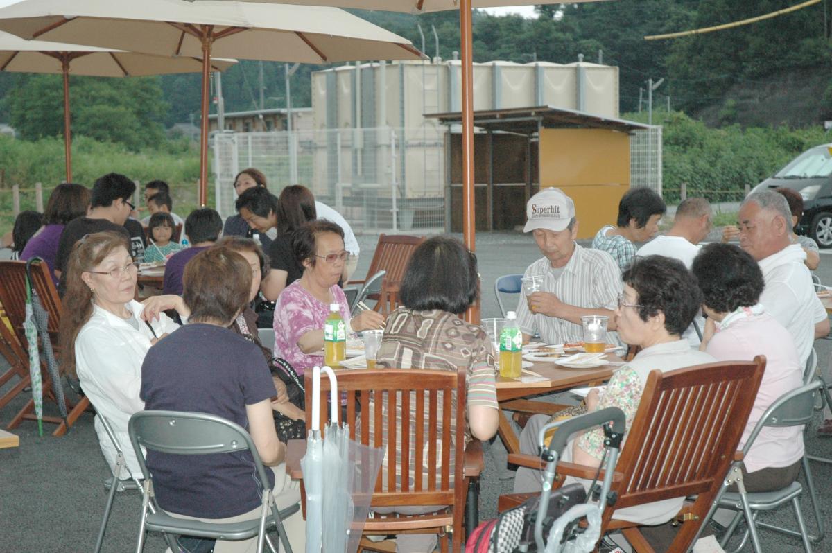 いわき市の渡辺町昼野仮設住宅で行われた夏まつりで屋台の料理を楽しむ町民（2）
