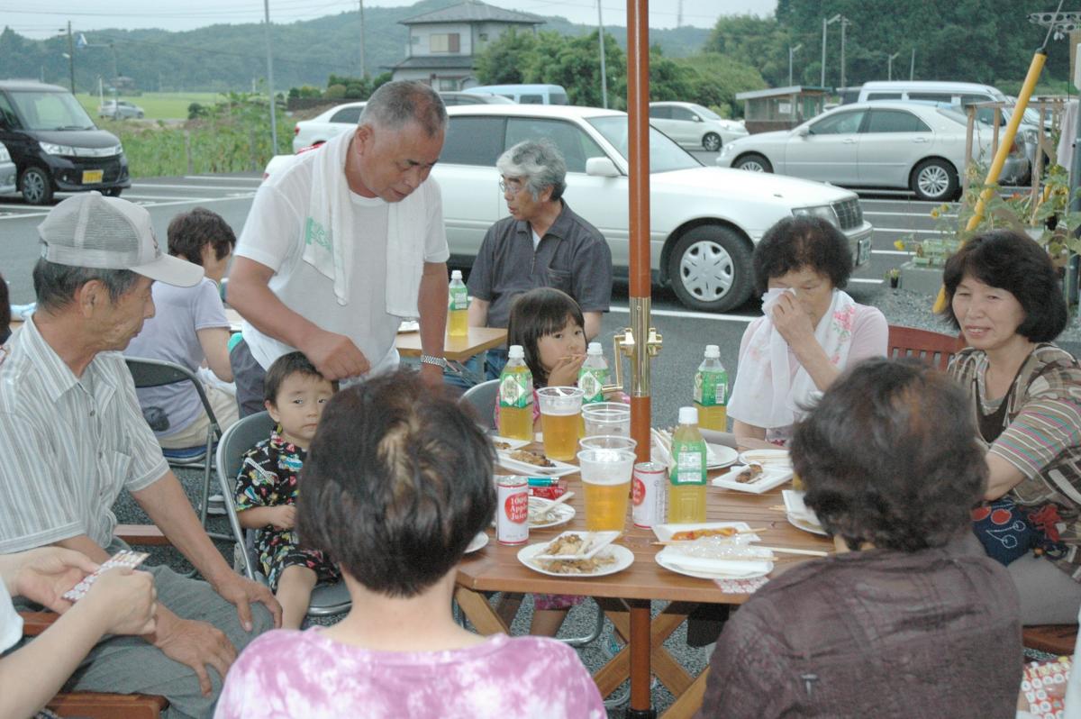 いわき市の渡辺町昼野仮設住宅で行われた夏まつりで屋台の料理を楽しむ町民（3）