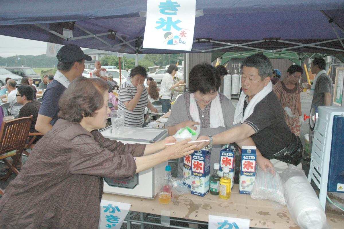 屋台でかき氷を購入する町民