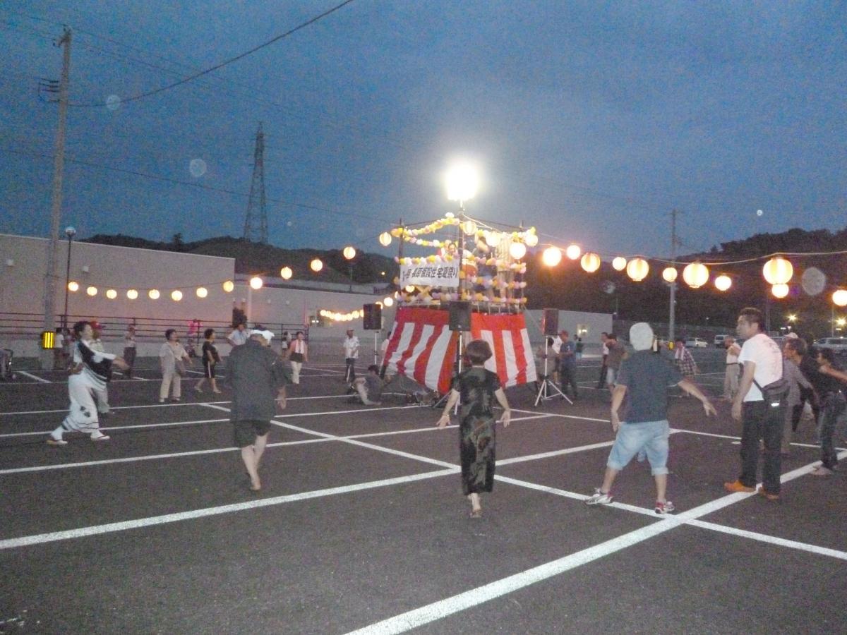 やぐらを囲み盆踊りを踊る町民と近隣住民の方