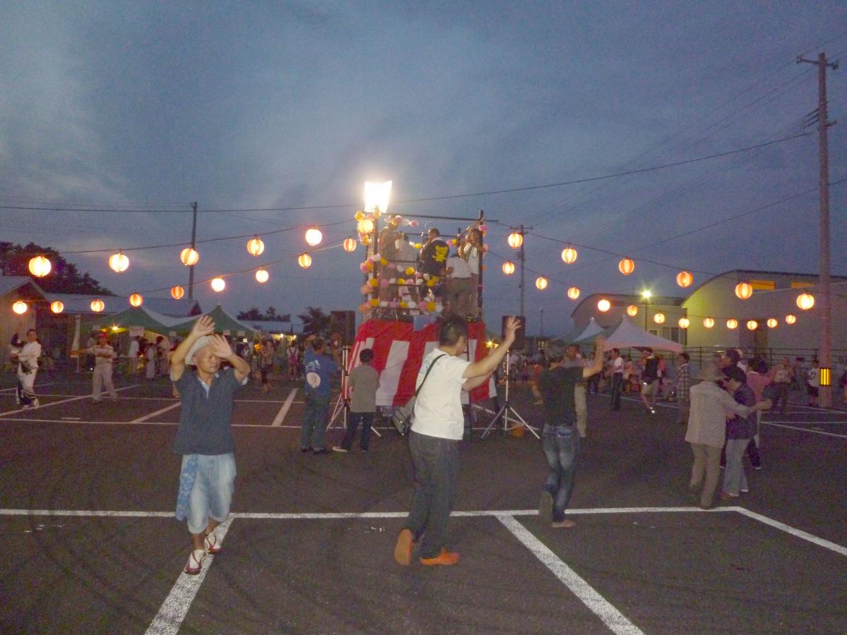 やぐらを囲み盆踊りを踊る町民と近隣住民の方（2）