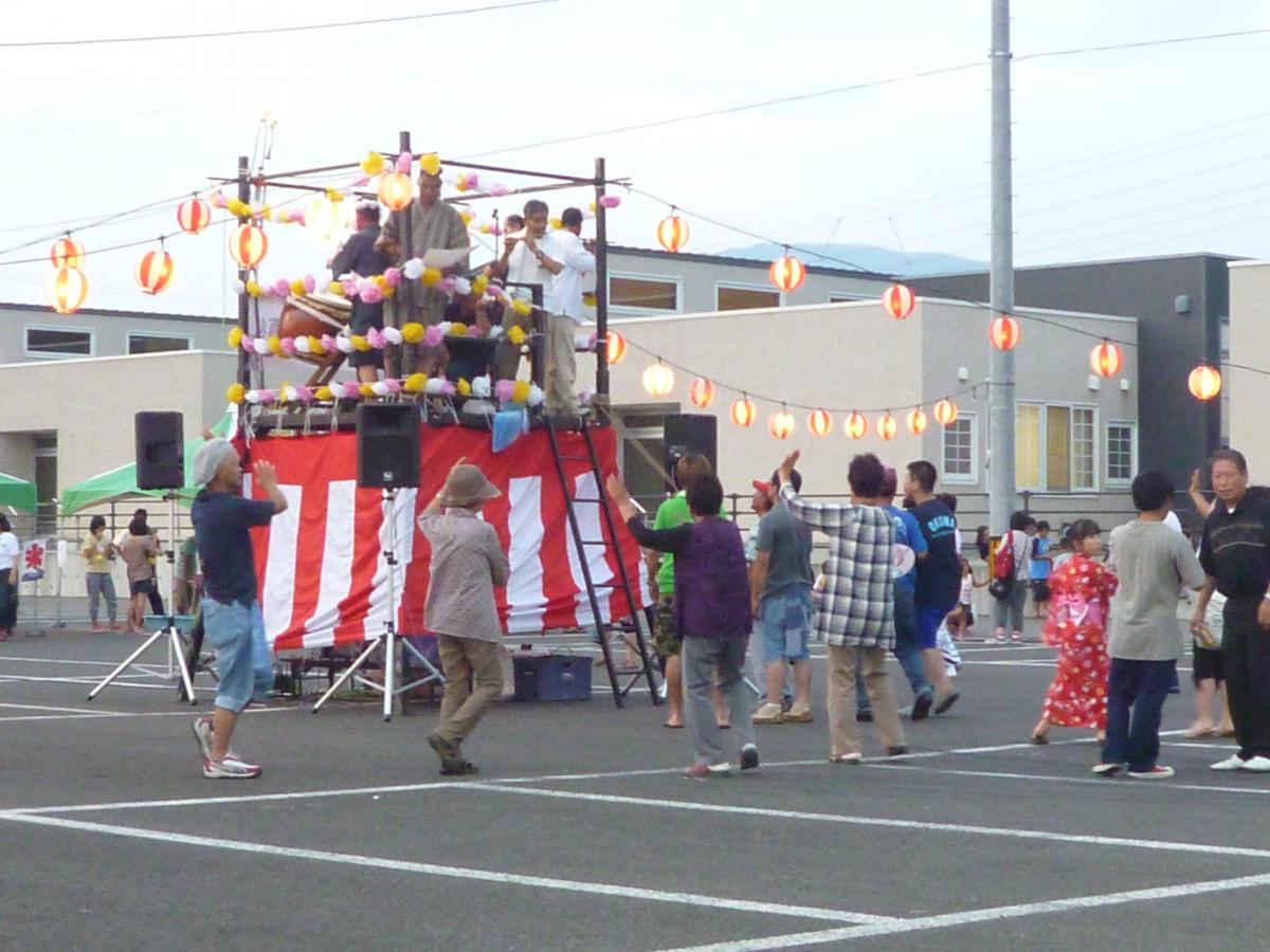 やぐらで笛や太鼓を披露する町民