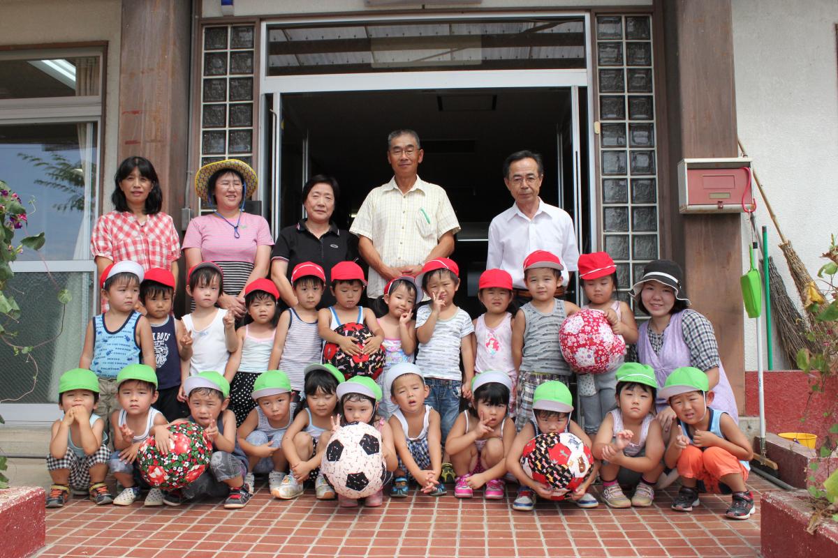 クッションボールを寄贈した町民と、熊町・大野幼稚園園児で記念撮影
