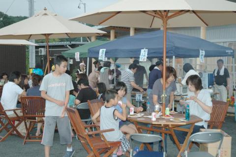いわき市の渡辺町昼野仮設住宅で行われた夏まつりで屋台の料理を楽しむ町民