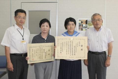 受章報告で「今も各地に避難し、辛く、寂しい気持ちでいる人たちを得意の作文で元気づけたい」と語った大熊中生