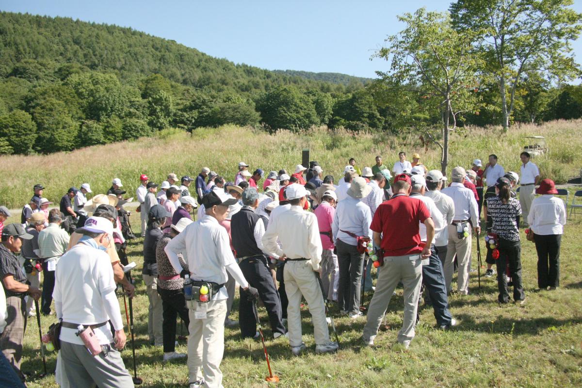 まだまだ暑さの残る晴天の中集まった90人の町民