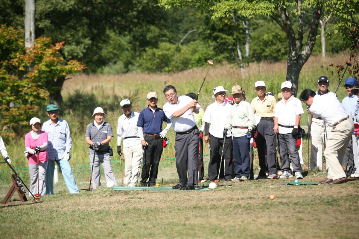 始球式を行う渡辺町長ら