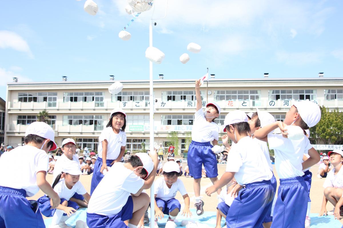 嬉しそうに玉入れをする子どもたち