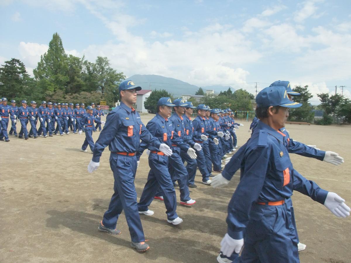 一糸乱れぬ行進を披露した消防団員たち