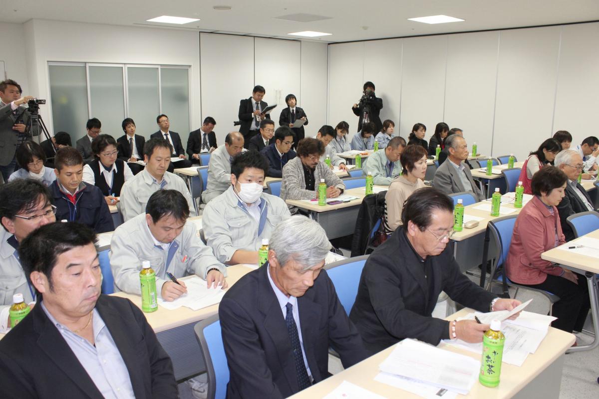 役場職員の他、町の各団体の代表者や推薦者、福島大学の教授らから構成された委員