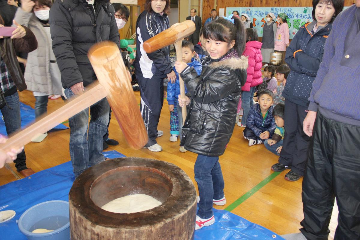 「ぺったん！ぺったん！」のかけ声で嬉しそうにもちつきする子どもたち