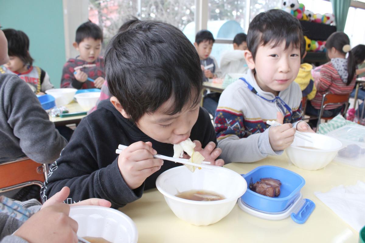 つきあがった餅をあんこもちと、汁もちにして昼食にいただくこどもたち