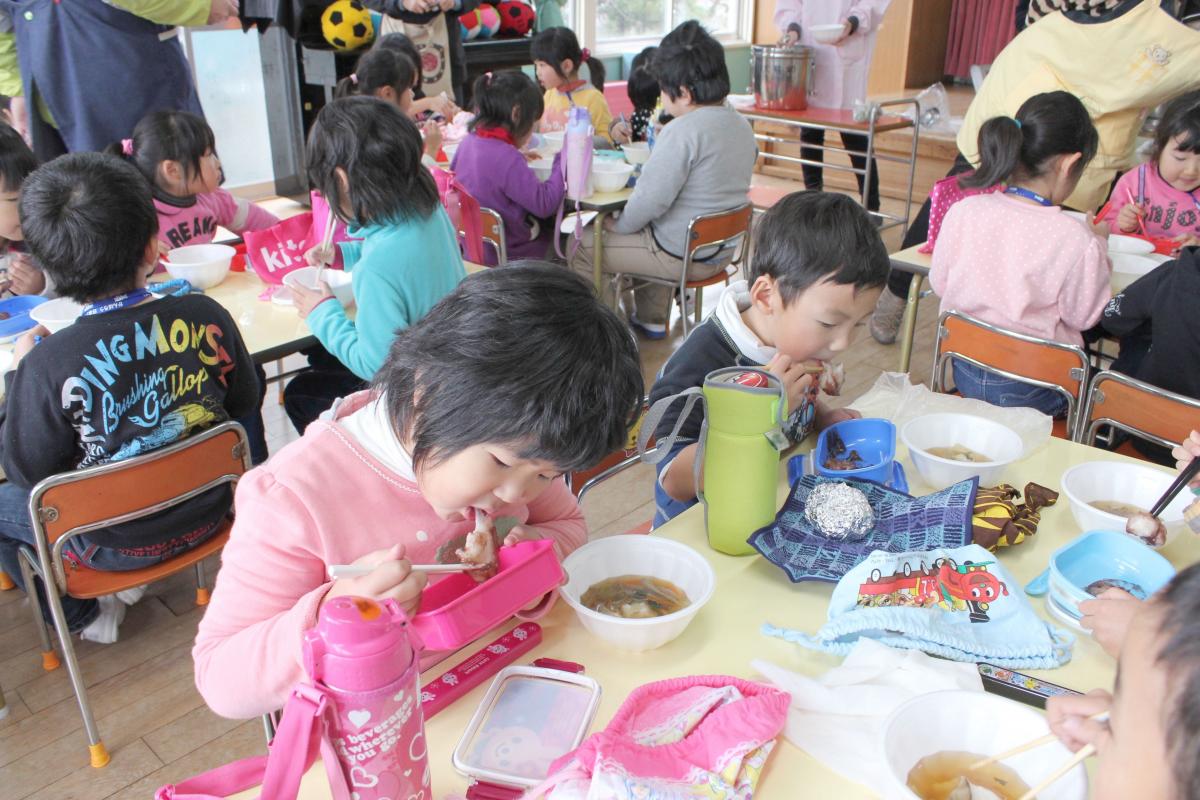 つきあがった餅をあんこもちと、汁もちにして昼食にいただくこどもたち（2）