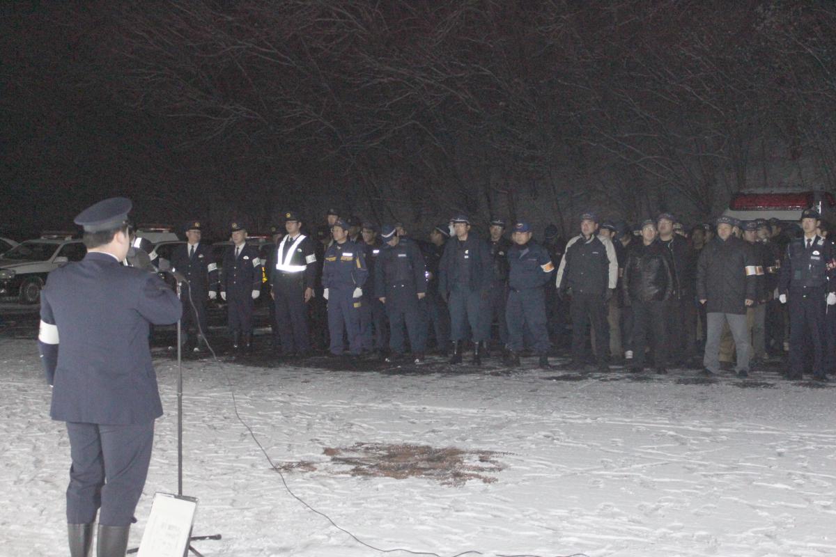 整列した総勢約100人の警察官、消防隊員に向けあいさつする双葉警察署長