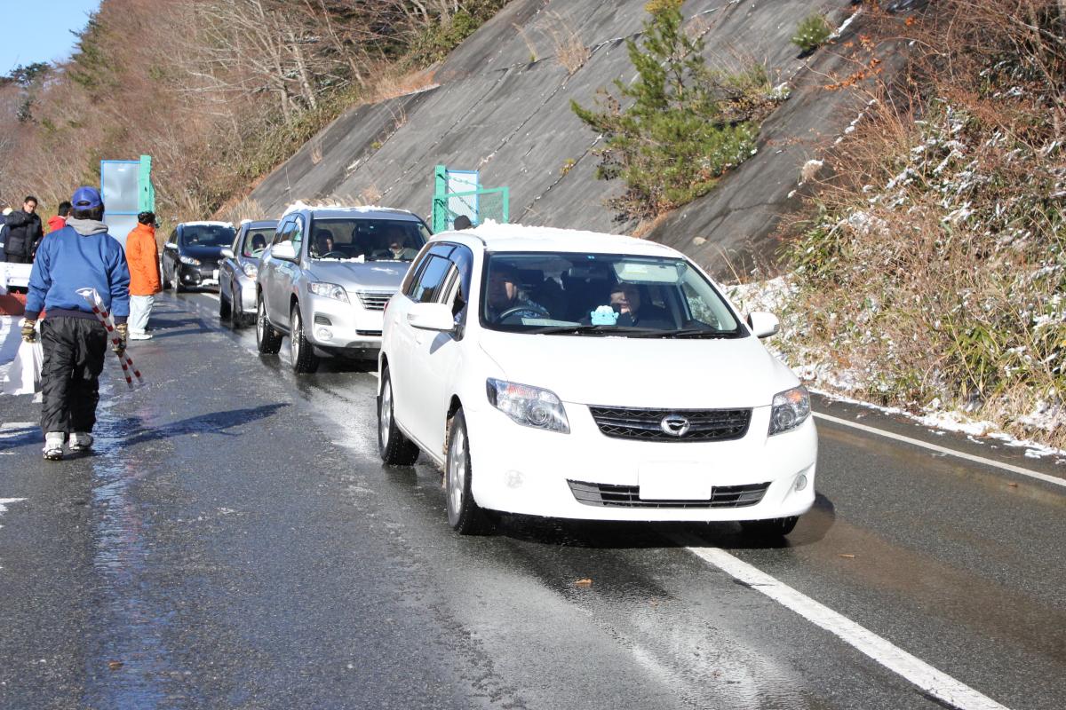 設置されたバリケードを次々に通行する車