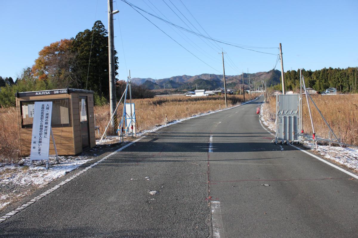 立ち入り許可証確認のために建てられたプレハブ小屋