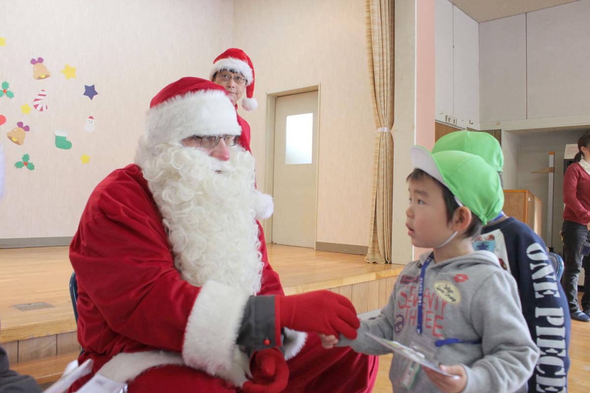 握手した園児は「サンタさんの手は大きくてあたたかかった」と話しました