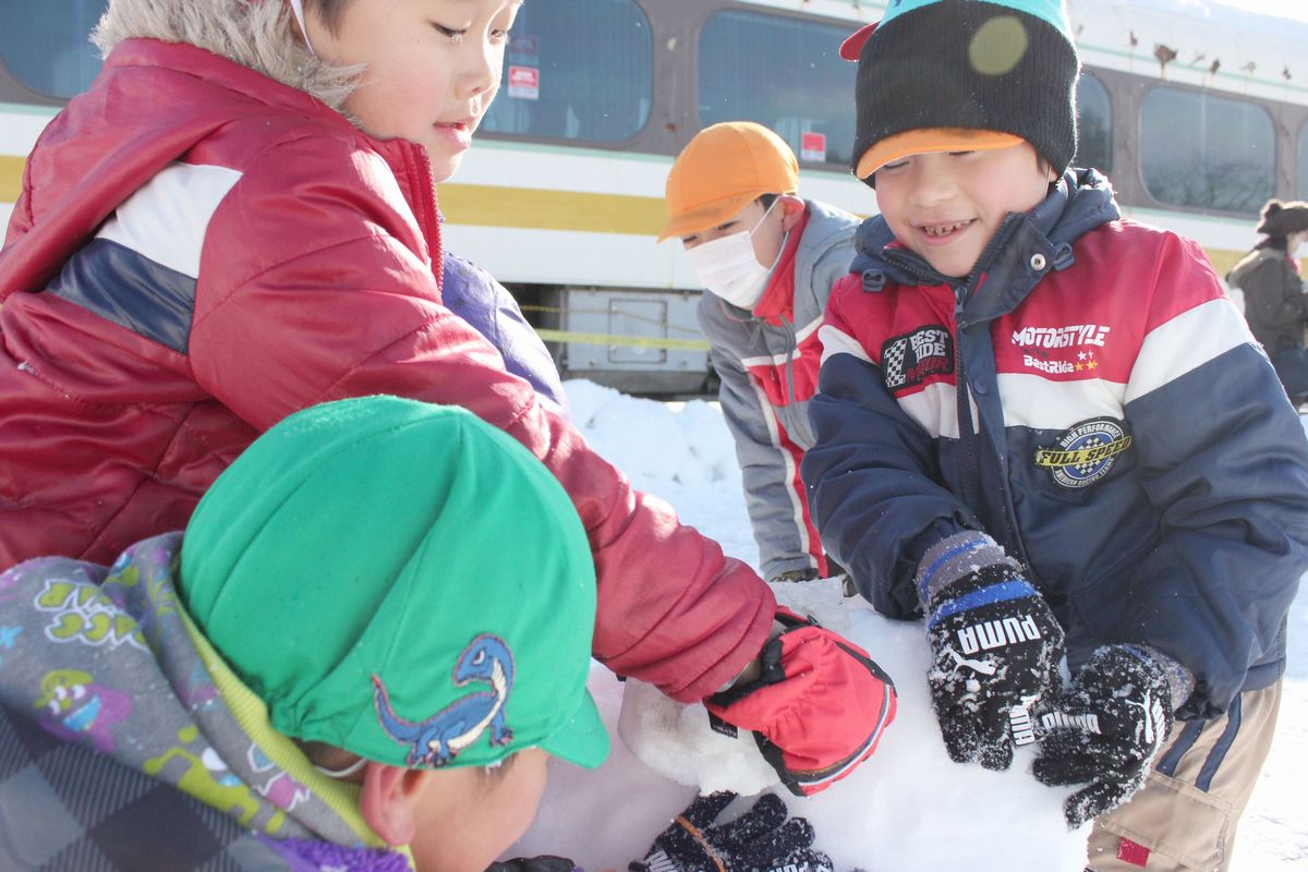 雪を集め雪像を作る園児たち（2）