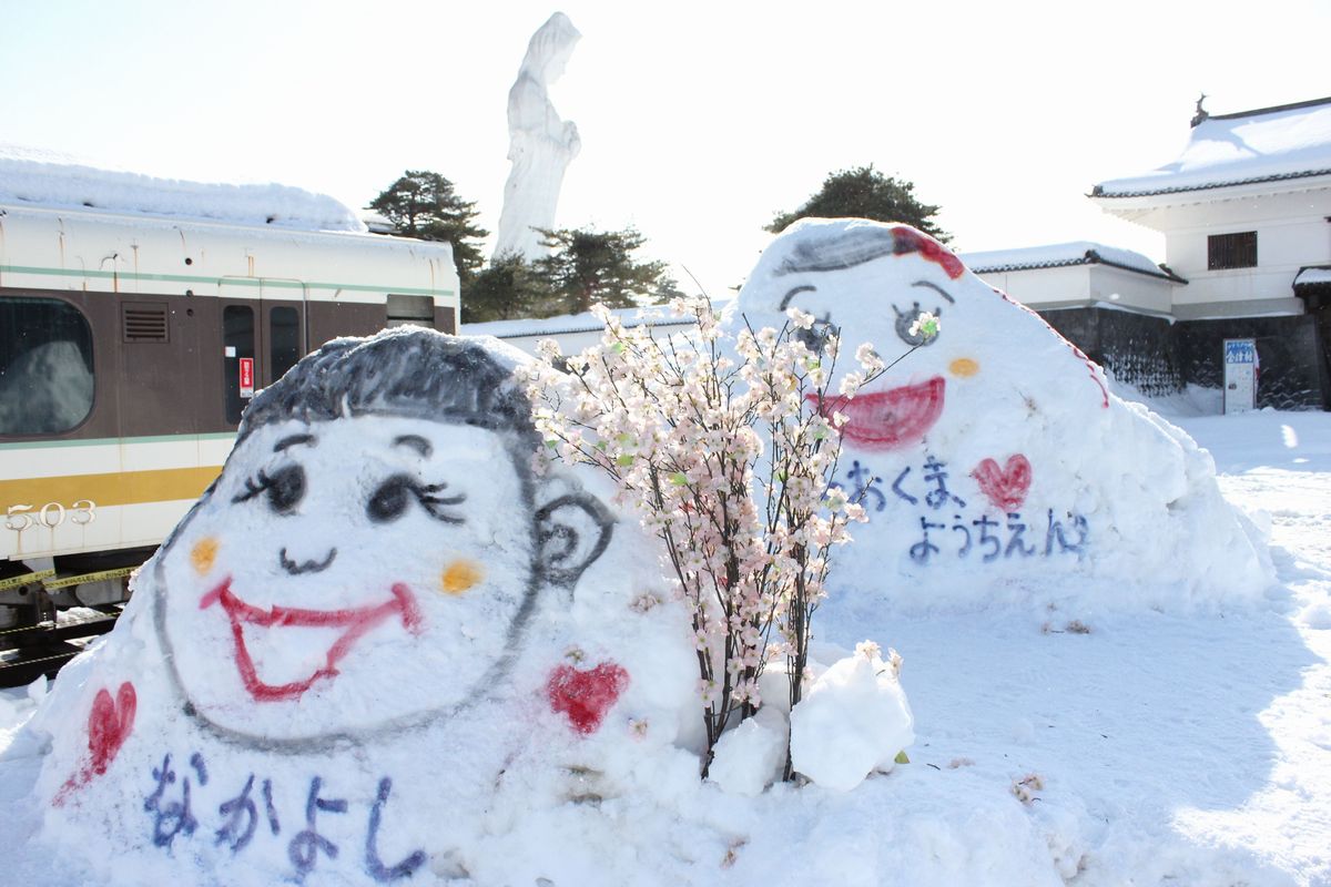 できあがった大きな起き上がり小法師の雪像