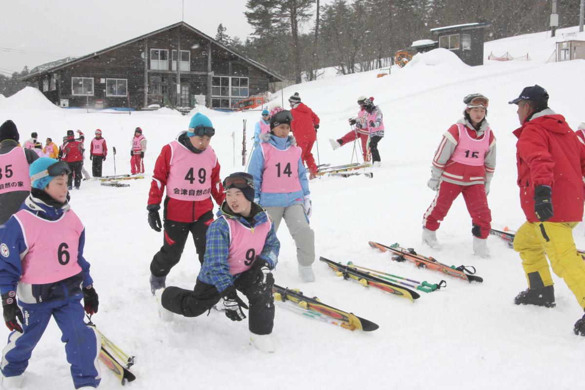 スキーを滑る前にしっかりと準備体操をする子どもたち