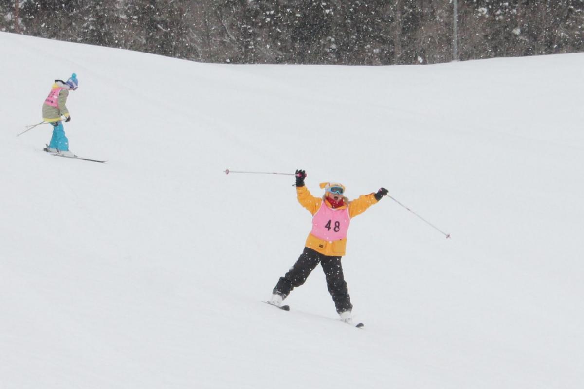 ゲレンデでスキーを楽しむ子どもたち（2）