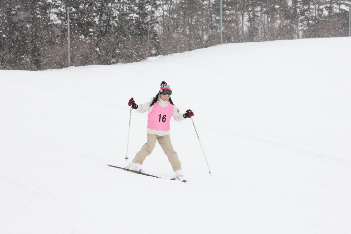 ゲレンデでスキーを楽しむ子どもたち（3）