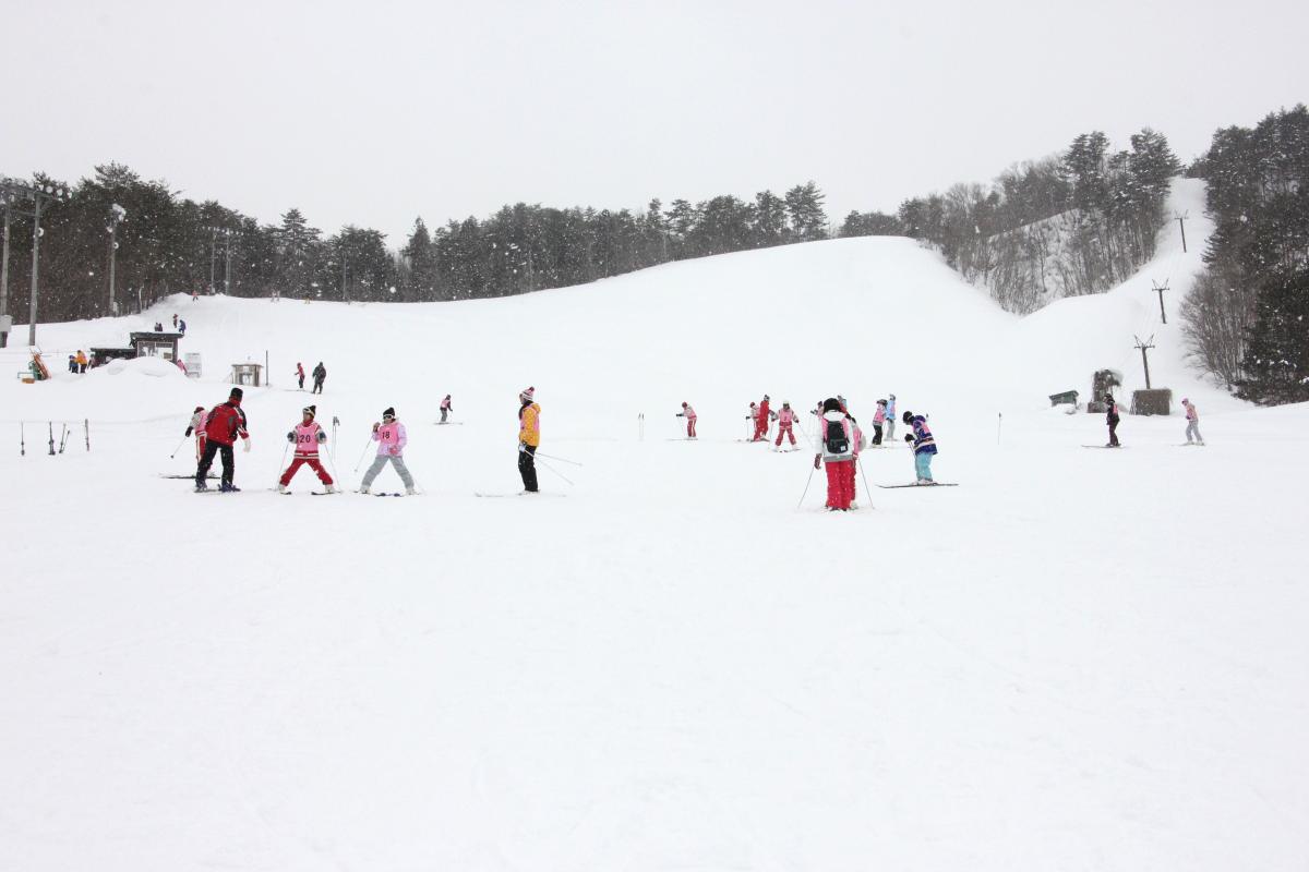 時間を忘れてスキーを楽しむ子どもたち