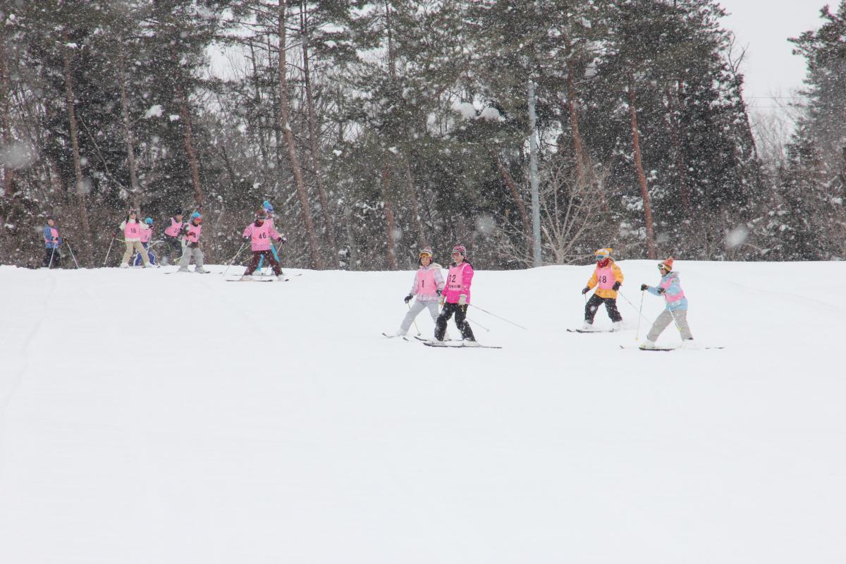 時間を忘れてスキーを楽しむ子どもたち（2）