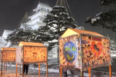 地元会津の幼稚園の作品と共に鶴ヶ城本丸に展示された熊町・大野幼稚園児の園児が制作した灯篭