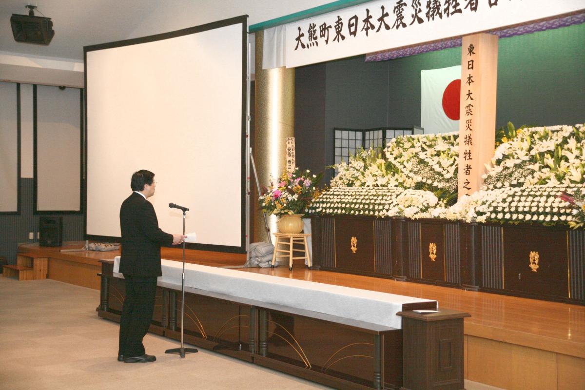 追悼の言葉を贈る室井照平会津若松市長
