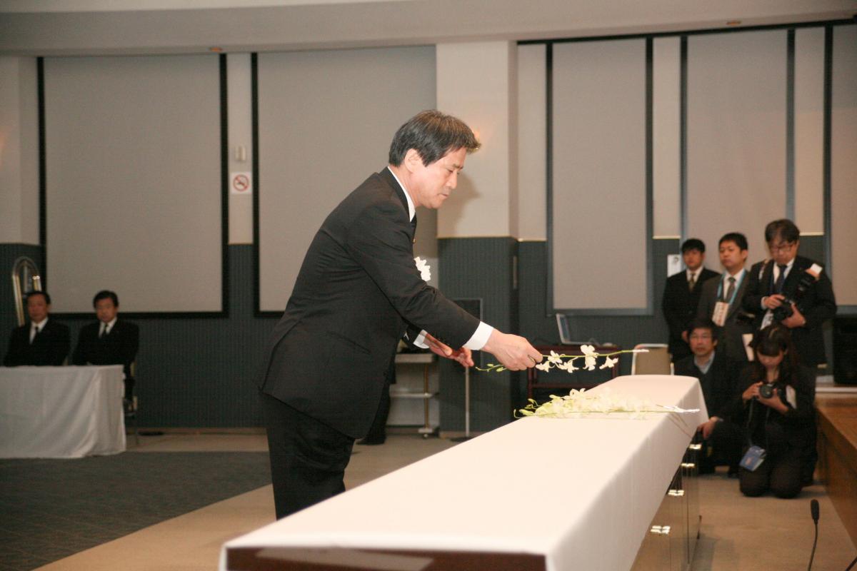 祭壇に花を供える増子輝彦参議院議員